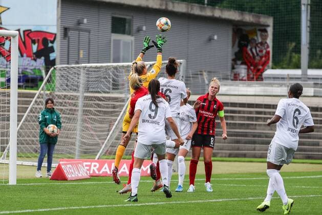 Flyeralarm Women Bundesliga 1 matchday 19 20 SC Freiburg FC Bayern Muenchen 17 08 2019 Merle Frohms SC Freiburg 1 catches the ball, at Flyeralarm Women Bundesliga Football match between SC Freiburg and FC Bayern Muenchen, on Saturday, August 17 2019 Moeslestadion in Freiburg Germany Copyright: xBEAUTIFULxSPORTS G.xHubbsx