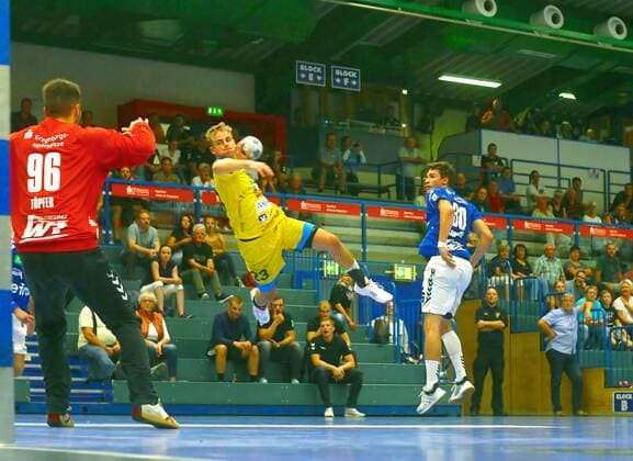 Joschua Braun Konstanz overcomes goalkeeper Eric Töpfer Aue , right entrance Adrian Kammlodt Aue Handball DHB Cup 2019 20 EHV Aue HSG Konstanz at 17 8 2019 EHV Aue HSG Konstanz
