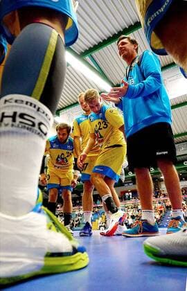 Coach Daniel Eblen Konstanz in the middle of his team Handball DHB Cup 2019 20 EHV Aue HSG Konstanz at 17 8 2019 EHV Aue HSG Konstanz