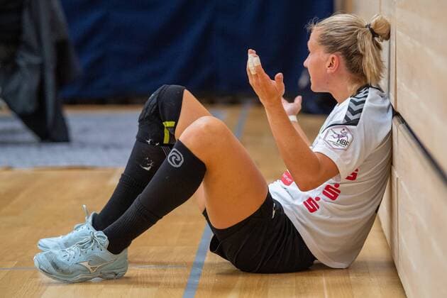 Saskia Lang SV Union Halle sits on the grandstand according to red card SV Union Halle Neustadt Wildcats vs HSG Bad Wildungen Vipers 5 SWH Saale Cup Handball 2 Bundesliga season 2019 2020 Copyright xVIADATAx xHolgerxJohnx Halle Saale Sachsen Anhalt Germany