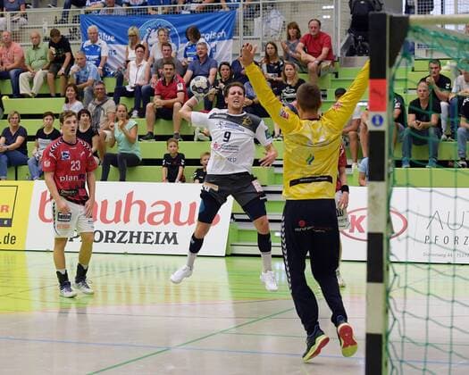 Julias Dierberg ELB against TW Michael Luderschmid FUE DHB Cup, TuS Fuerstenfeldbruck HC Elbflorenz 2006, 17 08 2019 Pforzheim, Germany Copyright: xEibner-Pressefoto Ripbergerx EP_RIP