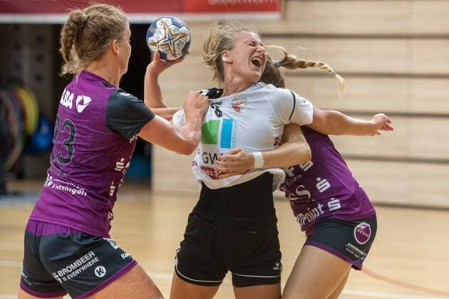 Lea Gruber SV Union Halle want to prevent the Patricia Kovacs Metzingen and Vara Hartstock Metzingen SV Union Halle Neustadt Wildcats vs TuS Metzingen 5 SWH Saale Cup Handball 2 Bundesliga Season 2019 2020 Copyright xVIADATAx xHolgerxJohnx Halle Saale Sachsen Anhalt Germany