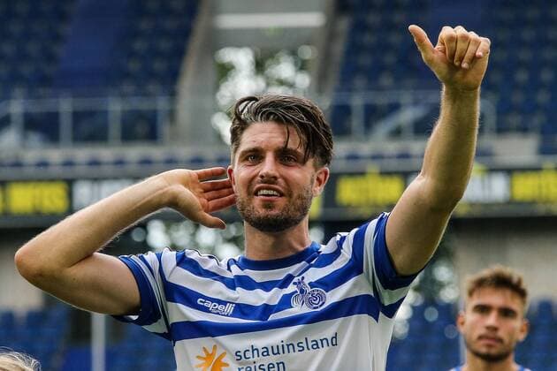 Moritz Stoppelkamp ( MSV Duisburg ) gestikuliert vor den Fans, Fussball - 3.Liga - Saison 2019 2020 - MSV Duisburg vs. FSV Zwickau, Duisburg, Schauinsland Reisen Arena, 17.08.2019, DFB regulations prohibit any use of photographs as image sequences and or quasi-video Duisburg Schauinsland Reisen Arena Nordrhein-Westfalen Deutschland *** Moritz Stoppelkamp MSV Duisburg gesticulated in front of the fans, football 3 league season 2019 2020 MSV Duisburg vs FSV Zwickau, Duisburg, Schauinsland Reisen Arena, 17 08 2019, DFB regulations prohibit any use of photographs as image sequences and or quasi video Duisburg Schauinsland Reisen Arena Nordrhein Westfalen Germany