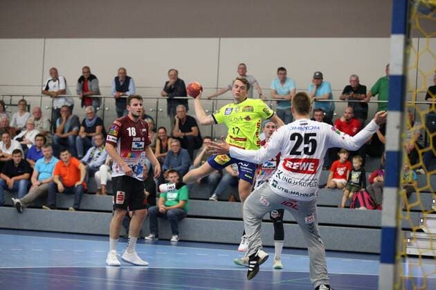 Nick Witte HC Empor Rostock 17 past Dominic Kehl Oranienburger HC 18 left against Paul Porath Oranienburger HC 25 front GER, Handball, DHB Cup, 1 round, semi-final 1, HC Empor Rostock against Oranienburger HC, 17 08 2019 Minden Copyright: xEIBNER JanxStrohdiekx EP_JSK