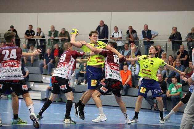 Fabian Haasmann HC Empor Rostock 23 against Paul Otto Oranienburger HC 29 left and Dominic Kehl Oranienburger HC 18 right GER, Handball, DHB Cup, 1 round, semi-final 1, HC Empor Rostock against Oranienburger HC, 17 08 2019 Minden Copyright: xEIBNER JanxStrohdiekx EP_JSK