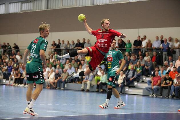 Fabian Huesmann ASV Hamm Westfalen 3 past Marian Michalczik TSV GWD Minden 22 left and Miljan Pusica TSV GWD Minden 20 right GER, Handball, DHB Cup, 1 round, semi final 2, TSV GWD Minden against ASV Hamm Westfalen, 17 08 2019 Minden Copyright: xEIBNER JanxStrohdiekx EP_JSK