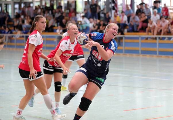 Skoda Cup in Allensbach SG H2 Ku Herrenberg TSG Eddersheim 21 19 Stefanie Schoenberg SG H2 in litter, left Lilly Knig and Franziska Feick middle TSG Skoda Cup in Allensbach SG H2 Ku Herrenberg TSG Eddersheim Allensbach Copyright: xEIBNER PeterxPisax EP_EER
