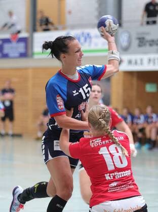 Skoda Cup in Allensbach SG H2 Ku Herrenberg TSG Eddersheim 21 19 Szimonetta Gera Toepelt left SG H2 against Julia Kraemer TSG Skoda Cup in Allensbach SG H2 Ku Herrenberg TSG Eddersheim Allensbach Copyright: xEIBNER PeterxPisax EP_EER