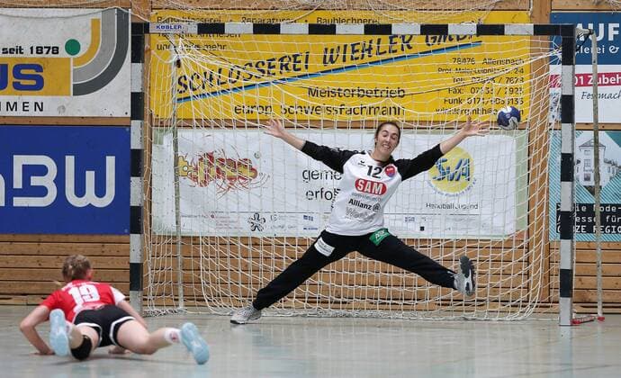 Skoda Cup in Allensbach SG H2 Ku Herrenberg TSG Eddersheim 21 19 SG goalkeeper Laura Waldenmaier , left Franziska Feick TSG Skoda Cup in Allensbach SG H2 Ku Herrenberg TSG Eddersheim Allensbach Copyright: xEIBNER PeterxPisax EP_EER