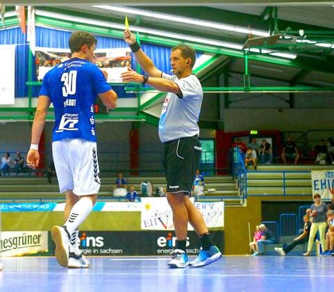 Referee Stefan Schneider warns Adrian Kammlodt Aue Handball DHB Cup 2019 20 EHV Aue HSG Konstanz 27 25 am 17 8 2019 EHV Aue HSG Konstanz