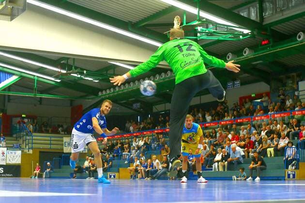Benas Petreikis Aue goalkeeper Simon Tölke Konstanz Handball DHB Cup 2019 20 EHV Aue HSG Konstanz on 17 8 2019 EHV Aue HSG Konstanz overcomes goalkeeper Simon Tölke by seven metres
