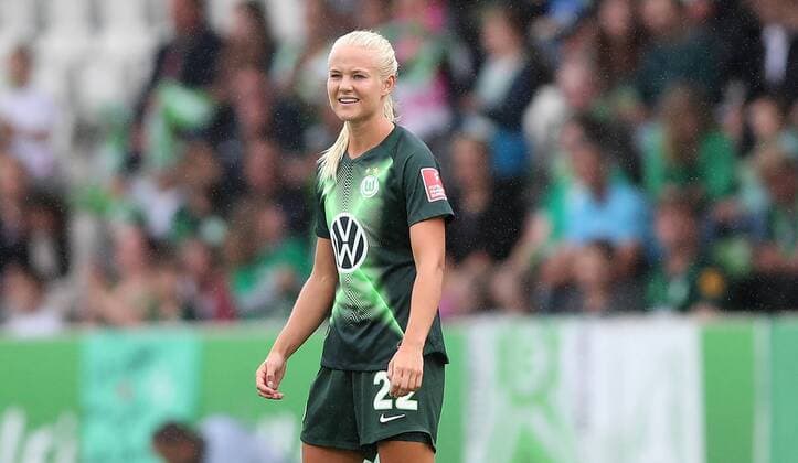 Pernille Harder VfL Wolfsburg scores the 1 0 against Manon Klett SC Sand 1946 by Elfmetzer, goal celebration