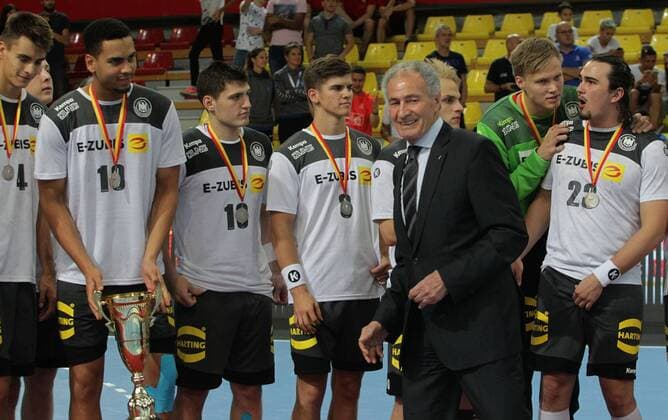 18.08.2019 Skopje(North Macedonia) Egypt-Germany Vlll IHF men s handball Youth U19 Under19 World Championship, WM, Weltmeisterschaft medal ceremony Hassan Moustafa(5L) IHF president beside German players:Julian Köster, Philipp Ahouansou,Merlin Fuss,Alexander Pfeifer,Johannes Jepsen,Benedikt Damm : 