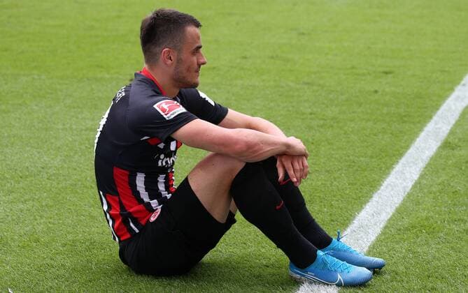 Filip Kostic 10, Eintracht Frankfurt sits after a foul on the grass, football, 1 Bundesliga Eintracht Frankfurt TSG 1899 Hoffenheim, 1 matchday on 18 08 2019, season 2019 20, ZmdZ, According to the guidelines of the DFL Deutsche Fußball Liga it is forbidden, to use or have used photographs taken in the stadium and or from the match in the form of sequence pictures and or video-like photo series DFL regulations prohibit any use of photographs as image sequences and or quasi video Eintracht Frankfurt TSG 1899 Hoffenheim