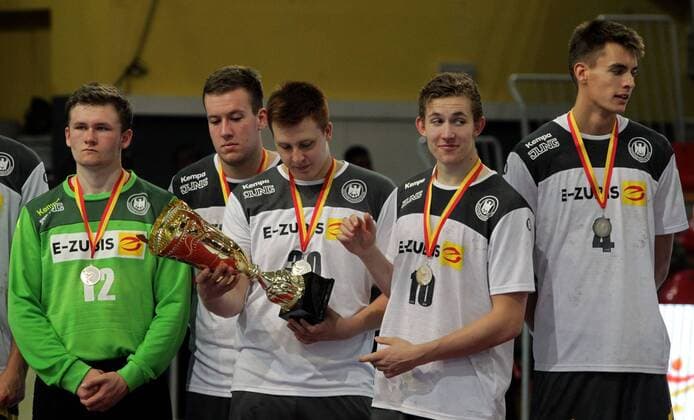 18.08.2019 Skopje(North Macedonia) Egypt-Germany Vlll IHF men s handball Youth U19 Under19 World Championship, WM, Weltmeisterschaft medal ceremony German players with silver medals and second place trophy:Lukas Diedrich , Tom Bergner,Nils Roller, Veit Mävers,Julian Köster : 