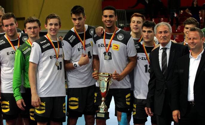 18.08.2019 Skopje(North Macedonia) Egypt-Germany Vlll IHF men s handball Youth U19 Under19 World Championship, WM, Weltmeisterschaft medal ceremony German players:Tom Bergner,Lukas Diedrich,Veit Mävers,Julian Köster,Philipp Ahouansou ,Merlin Fuss,Hassan Moustafa IHF president,Zivko Mukaetov president of North Macedonian handball federation : 