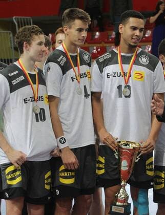18.08.2019 Skopje(North Macedonia) Egypt-Germany Vlll IHF men s handball Youth U19 Under19 World Championship, WM, Weltmeisterschaft ceremony German silver medalists with second place trophy Veit Mävers,Julian Köster, Philipp Ahouansou : 