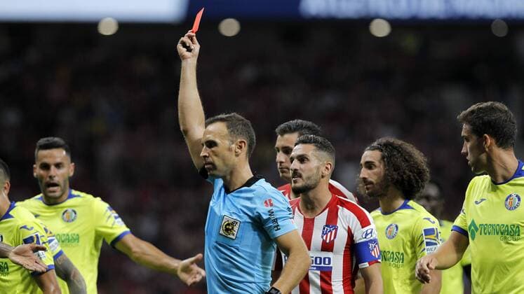 Bilder des Jahres 2019, Sport 08 August Partido de LaLiga Santander entre el Atletico y el Getafe. En la imagen, el arbitro saca tarjeta roja a Lodi. LaLiga Santander match between Atletico and Getafe. In this picture, the referee shows red card to Lodi. 