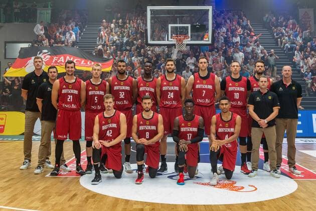 Basketball Hamburg 18.08.2019 Deutscher Basketball Bund DBB Nationalmannschaft Herren Männer Vorbereitungsspiel zum WM 2019 Supercup Deutschland (GER) - Polen (POL) Team deutschland hintere Reihe vlnr.: Patrick Femerling (Deutschland, Assistenztrainer) Alan Ibrahimagic (Deutschland, Assistenztrainer) Paul Zipser (Deutschland, No.21) Nils Giffey (Deutschland, No.05) Johannes Thiemann (Deutschland, No.32) Isaac Bonga (Deutschland, No.00) Maximilian Kleber (Deutschland, No.24) Johannes Voigtmann (Deutschland, No.07) Daniel Theis (Deutschland, No.10) Danilo Barthel (Deutschland, No.22) Martin Schiller (Deutschland, Assistenztrainer) Henrik Rödl (Deutschland, Bundestrainer) Roll Roedl vorne vlnr.: Andreas Obst (Deutschland, No.42) Ismet Akpinar (Deutschland, No.08) Dennis Schröder Schroeder (Deutschland, No.17) Schröder Maodo Lo (Deutschland, No.04) *** Basketball Hamburg 18 08 2019 Deutscher Basketball Bund DBB Nationalmannschaft Men Men Preparation match for WM 2019 Supercup Germany GER Poland POL Team Germany back row vlnr Patrick Femerling Germany, assistant coach Alan Ibrahimagic Germany, assistant coach Paul Zipser Germany, No 21 Nils Giffey Germany, No 05 Johannes Thiemann Germany, No 32 Isaac Bonga Germany, No 00 Maximilian Kleber Germany, No 24 Johannes Voigtmann Germany, No 07 Daniel Theis Germany, No 10 Danilo Barthel Germany, No 22 Martin Schiller Germany, assistant coach Henrik Rödl Germany, national coach Roll Roedl in front vlnr Andreas Obst Germany, No 42 Ismet Akpinar Germany, No 08 Dennis Schröder Schroeder Germany, No 17 Schröder Maodo Lo Germany, No 04