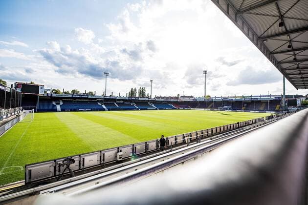 19 08 2019, xfux, football 2 Bundesliga, VfL Osnabrueck SV Darmstadt 98, emonline, emspor, v l view, overview stadium at Bremen bridge, interior, grass, playing field, tribuene, line, field, grass, sky, sun, Lilia white, clouds DFL DFB REGULATIONS PROHIBIT ANY USE OF PHOTOGRAPHS as IMAGE SEQUENCES and or QUASI VIDEO Osnabrueck