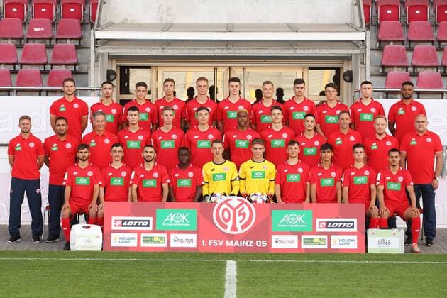 HINTERE REIHE VON LINKS: MANUEL PHILIPPI (ATHLETIKTRAINER), ALESSIO CURCI, LEON PETOE, YANNIK STEVEN ISCHDONAT, NIKLAS TAUER, LUCAS LAUX, ROCCO HAEUFGLOECKNER, MARVIN JUNG, FINN MOERSCHEL, NIKITA PETROV, TIJAN NJIE (VIDEOANALYST) MITTLERE REIHE: BENJAMIN HOFFMANN (CHEFTRAINER), BABAK KEYHANFAR (CO-TRAINER), STANKO SREMAK (CO-TRAINER), DENIS LJUCA, FELIX BRAND, NILS GANS, SULIMAN MARLON MUSTAPHA, HANS JURAJ HARTMANN, BATIKAN SONSUZ, SVEN HOFFMEISTER (TORWARTTRAINER), TORBEN LEMKE (PHYSIOTHERAPEUT), THOMAS FISCHER (BETREUER) VORDERE REIHE: GIOVANNI INCATASCIATO, PAUL NEBEL, ERKAN EYIBIL, MERVEILLE PAPELA, LASSE RIESS, TRISTAN MOHN, OSCAR SCHOENFELDER, REMI JONATHANS, LUIS JAKOBI, MARC FICHTNER 1. FSV MAINZ 05 U19 FUSSBALL, GER, A JUNIOREN BL SUED SUEDWEST, PORTRAETTERMIN 2019 2020, MANNSCHAFTSFOTO