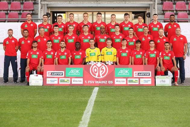 HINTERE REIHE VON LINKS: MANUEL PHILIPPI (ATHLETIKTRAINER), ALESSIO CURCI, LEON PETOE, YANNIK STEVEN ISCHDONAT, NIKLAS TAUER, LUCAS LAUX, ROCCO HAEUFGLOECKNER, MARVIN JUNG, FINN MOERSCHEL, NIKITA PETROV, TIJAN NJIE (VIDEOANALYST) MITTLERE REIHE: BENJAMIN HOFFMANN (CHEFTRAINER), BABAK KEYHANFAR (CO-TRAINER), STANKO SREMAK (CO-TRAINER), DENIS LJUCA, FELIX BRAND, NILS GANS, SULIMAN MARLON MUSTAPHA, HANS JURAJ HARTMANN, BATIKAN SONSUZ, SVEN HOFFMEISTER (TORWARTTRAINER), TORBEN LEMKE (PHYSIOTHERAPEUT), THOMAS FISCHER (BETREUER) VORDERE REIHE: GIOVANNI INCATASCIATO, PAUL NEBEL, ERKAN EYIBIL, MERVEILLE PAPELA, LASSE RIESS, TRISTAN MOHN, OSCAR SCHOENFELDER, REMI JONATHANS, LUIS JAKOBI, MARC FICHTNER 1. FSV MAINZ 05 U19 FUSSBALL, GER, A JUNIOREN BL SUED SUEDWEST, PORTRAETTERMIN 2019 2020, MANNSCHAFTSFOTO