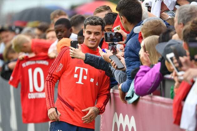 Philippe COUTINHO Bayern Muenchen makes Selfies with the numerous fans, soccer fans FC Bayern Muenchen training at the Saebener Strasse soccer 1 Bundesliga, season 2019 2020, on 20 08 2019