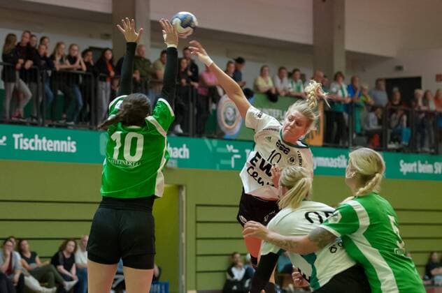 v li Alina Defayay SV Werder Bremen, 10 and Kathrin Pichelmeier VfL Oldenburg, 10 at the throw, game scene, action, action, 20 08 2019, Bremen Germany , handball, test game women, SV Werder Bremen VfL Oldenburg xobx