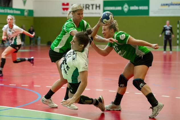 v li Stefanie Güter SV Werder Bremen, 5 , Kristina Logvin VfL Oldenburg, 22 and Rabea Neßlage SV Werder Bremen, 13 in triathlon, duel, game scene, action, action, 20 08 2019, Bremen Germany , handball, test match women, SV Werder Bremen VfL Oldenburg xobx
