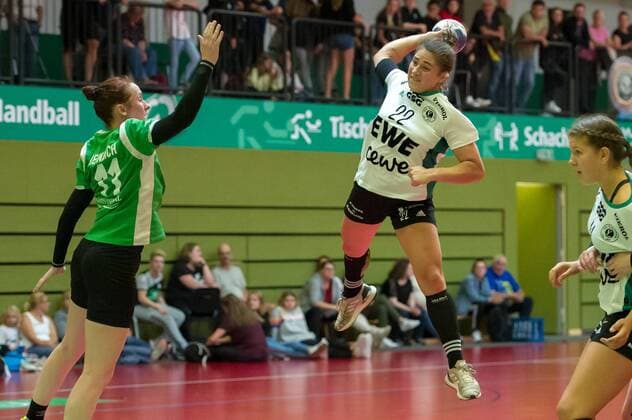v li Lotta Heinrich SV Werder Bremen, 11 and Kristina Logvin VfL Oldenburg, 22 at the throw, game scene, action, action, 20 08 2019, Bremen Germany, handball, test game women, SV Werder Bremen VfL Oldenburg xobx