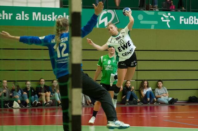 v li Jenny Behrend VfL Oldenburg, 20 at the throw, game scene, action, action, 20 08 2019, Bremen Germany , handball, test match women, SV Werder Bremen VfL Oldenburg xobx