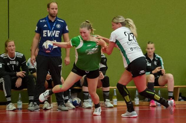v li Kathleen Hertes SV Werder Bremen, 9 and Myrthe Schoenaker VfL Oldenburg, 28 in duel, duel, match scene, action, action, 20 08 2019, Bremen Germany , handball, womens test match, SV Werder Bremen VfL Oldenburg xobx