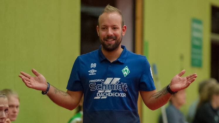 Dominic Buttig trainer, head coach, SV Werder Bremen gives instructions, gesticulates, gestures with arms, spreads arms, smiles, laughs, portrait, close-up, single photo, single picture, 20 08 2019, Bremen Germany , handball, womens test match, SV Werder Bremen VfL Oldenburg xobx