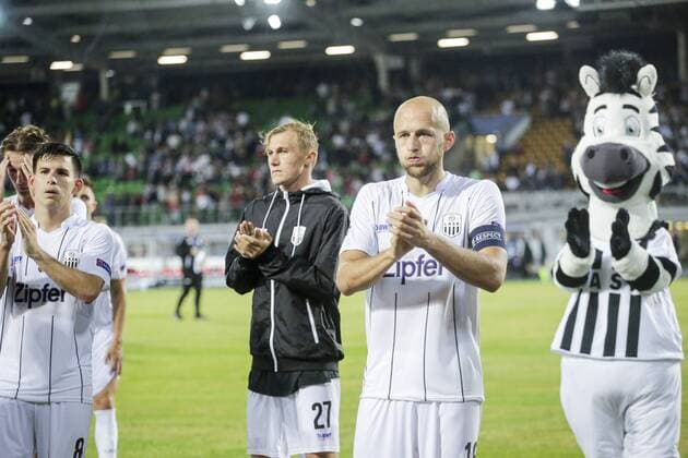 SOCCER - CL, play off, LASK vs Bruegge LINZ,AUSTRIA,20.AUG.19 - SOCCER - UEFA Champions League, play off, LASK vs FC Bruegge. Image shows Gernot Trauner (LASK) and the team of LASK. GEPAxpictures xJasminxWalter