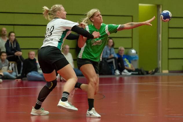 v li Ann Kristin Roller VfL Oldenburg, 23 and Stefanie Güter SV Werder Bremen, 5 in duel, duel, game scene, action, action, 20 08 2019, Bremen Germany , handball, test game women, SV Werder Bremen VfL Oldenburg xobx