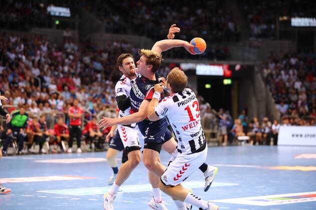Goeran Soegard Johannessen Flensburg in duel with Hendrik Pekeler Kiel, left and Steffen Weinhold Kiel THW Kiel vs SG Flensburg Handewitt, Handball, Pixum Super Cup, 21 08 2019 THW Kiel vs SG Flensburg Handewitt, Handball, Pixum Super Cup, 21 08 2019 Duesseldorf Copyright: xEIBNER RenexWeissx EP_RWS