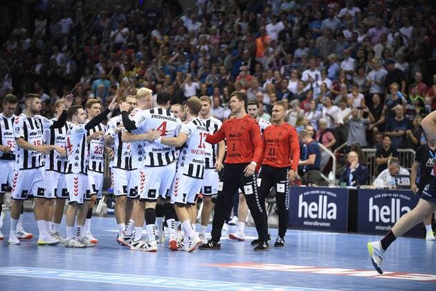 Domagoj Duvnjak THW Kiel is comforted by his team, , Handball, Men, Super Cup, THW Kiel vs. SG Flensburg Handewitt, Season 2019 2020, 21 08 19 Düsseldorf ISS Dome Nordrhein Westfalen Germany
