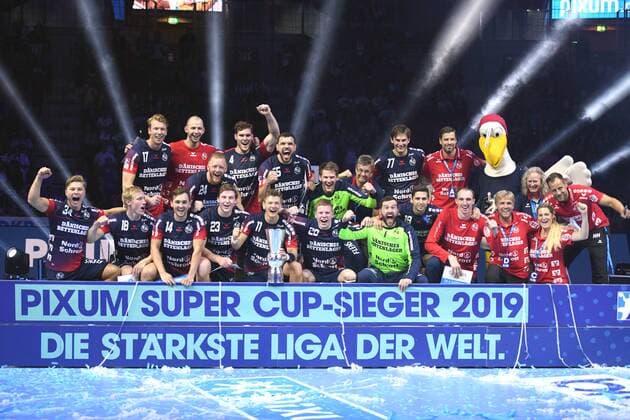 Handball Supercup THW Kiel SG Flensburg Handewitt on 21 08 2019 in Düsseldorf Team SG Flensburg Handewitt with the cup HM