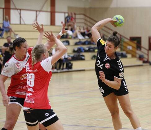 Germany Hattersheim 21 08 2019 Handball Hessen Test match Womens Season 2019 2020 TSG Eddersheim red 1 FSV Mainz 05 black v l Lena Thoß Eddersheim , Franziska Feick Eddersheim , Elisa Burkholder Mainz 05 Sport TSG Eddersheim 1 FSV Mainz 05