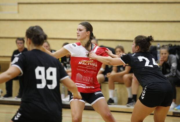Germany Hattersheim 21 08 2019 Handball Hessen Test match Women Season 2019 2020 TSG Eddersheim red 1 FSV Mainz 05 black v l Nina Reissberg Mainz 05 , Lilly König Eddersheim , Elisa Burkholder Mainz 05 Sport TSG Eddersheim 1 FSV Mainz 05