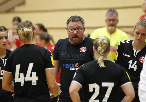 Germany Hattersheim 21 08 2019 Handball Hessen Test match Women Season 2019 2020 TSG Eddersheim red 1 FSV Mainz 05 black v l Tina Kolundzic Mainz 05 , Coach Thomas Zeitz Mainz 05 , Franziska Fischer Mainz 05 Sport TSG Eddersheim 1 FSV Mainz 05