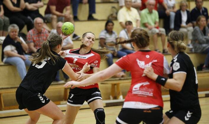 Germany Hattersheim 21 08 2019 Handball Hessen Test match Women Season 2019 2020 TSG Eddersheim red 1 FSV Mainz 05 black v l Alicia Soffel Mainz 05 , Anna Franziska Gempp Eddersheim Sport TSG Eddersheim 1 FSV Mainz 05