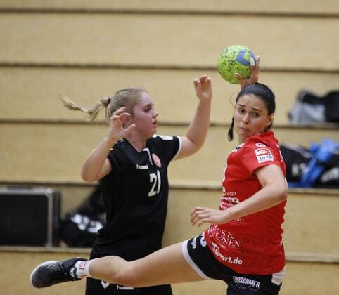 Germany Hattersheim 21 08 2019 Handball Hessen Test match Women Season 2019 2020 TSG Eddersheim red 1 FSV Mainz 05 black v l Franziska Fischer Mainz 05 , Linda Brocke Eddersheim Sport TSG Eddersheim 1 FSV Mainz 05