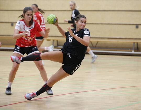 Germany Hattersheim 21 08 2019 Handball Hessen Test match Womens Season 2019 2020 TSG Eddersheim red 1 FSV Mainz 05 black v l Hanna Aylin Özer Eddersheim , Nina Reissberg Mainz 05 Sport TSG Eddersheim 1 FSV Mainz 05