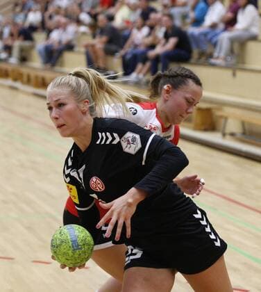 Germany Hattersheim 21 08 2019 Handball Hessen Test match Women Season 2019 2020 TSG Eddersheim red 1 FSV Mainz 05 black v l Denise Grossheim Mainz 05 , Tabea Schweikart Eddersheim Sport TSG Eddersheim 1 FSV Mainz 05