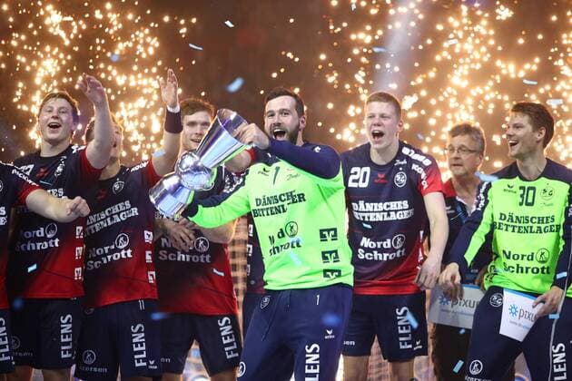 Flensburg players celebrate the victory of the Super Cup, in front with cup Benjamin Buric Flensburg THW Kiel vs SG Flensburg Handewitt, Handball, Pixum Super Cup, 21 08 2019 THW Kiel vs SG Flensburg Handewitt, Handball, Pixum Super Cup, 21 08 2019 Duesseldorf Copyright: xEIBNER RenexWeissx EP_RWS