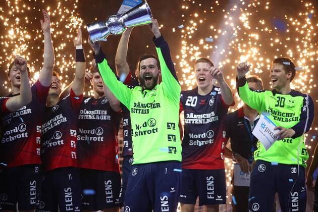 Flensburg players celebrate the victory of the Super Cup, in front with cup Benjamin Buric Flensburg THW Kiel vs SG Flensburg Handewitt, Handball, Pixum Super Cup, 21 08 2019 THW Kiel vs SG Flensburg Handewitt, Handball, Pixum Super Cup, 21 08 2019 Duesseldorf Copyright: xEIBNER RenexWeissx EP_RWS