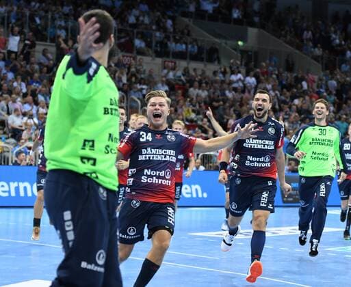 Handball Supercup THW Kiel SG Flensburg Handewitt on 21 08 2019 in Düsseldorf The Flensburg players run after the second held seven-meter, cheering on their goalkeeper Benjamin Buric to the front Jörn Persson 34 Behind Jurecki and Tw Bergerud HM
