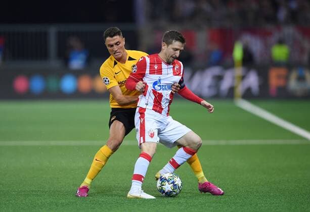FOOTBALL CHAMPIONS LEAGUE SAISON 2019 2020 Play Off First leg in Bern BSC Young Boys Bern Red Star Belgrade 21 08 2019 Marko Marin re, Red Star Belgrade on the ball against Vincent Sierro rear, BSC Young Boys Bern