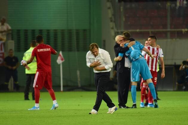 Greece: Olympiacos vs Krasnodar Coach of Olympiacos Martins is bowing to the funs of Olympiacos, at the end of the match. Piraeus Attiki Greece Stadio Georgics Karaiskakis  DimitriosxKarvountzis PacificxPress